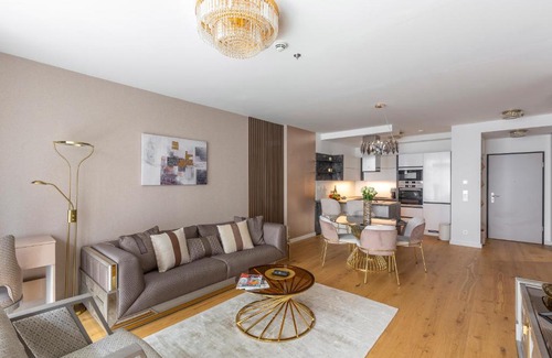 Inner City Budapest Apartment | Emerald Luxury Downtown Apartment with Free Sauna & Gym