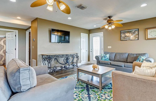 Gilchrist House | Emerald Sunset, Sleeps 18, Bay View, Dog Friendly