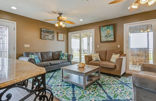 Gilchrist House | Emerald Sunset, Sleeps 18, Bay View, Dog Friendly