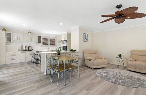 Helensvale House | Emily Oasis - Serene Oasis by the Creek