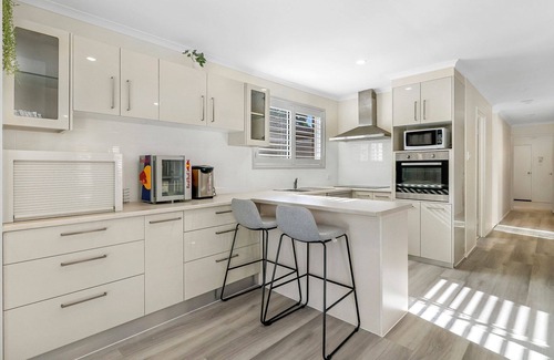 Helensvale House | Emily Oasis - Serene Oasis by the Creek