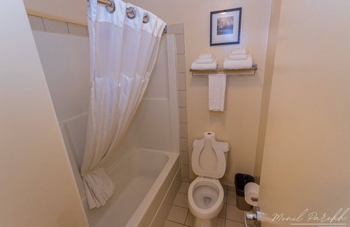 Red Deer Hotel | Empire Inn & Suites