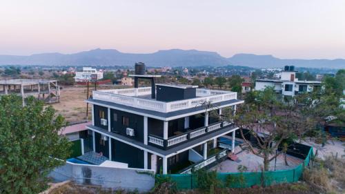 Lonavala Villa | EMPYREAN STAY ll 3BHK ll JAGUAR VILLA ll AC ll PVT POOL ll LUXURY