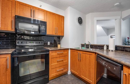 East Kootenay Apartment | En Pointe | Top Floor | Pool | Hot Tub | Gym