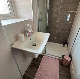 Sheffield House | En-suite Room with Super King Size Bed - Free Wifi - Free Parking