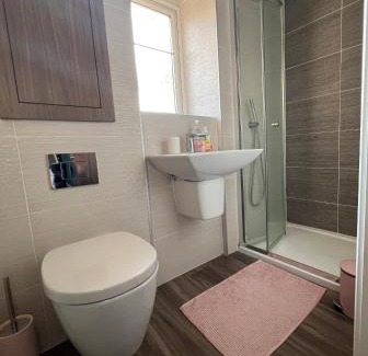 Sheffield House | En-suite Room with Super King Size Bed - Free Wifi - Free Parking