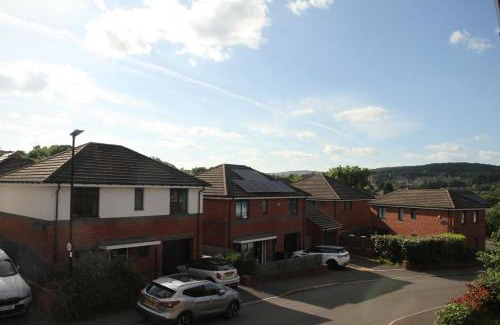 Sheffield House | En-suite Room with Super King Size Bed - Free Wifi - Free Parking
