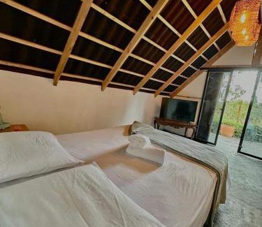 Marinilla House | Encanto Verde cabaña sencilla