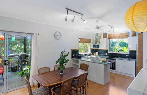 Brisbane Waterfront House | Enchanted Garden Island Cottage with Bikes and Air Con.