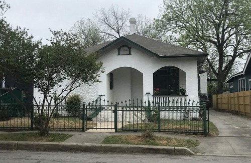 Southtown Apartment | Enchanted Retreat with Yard