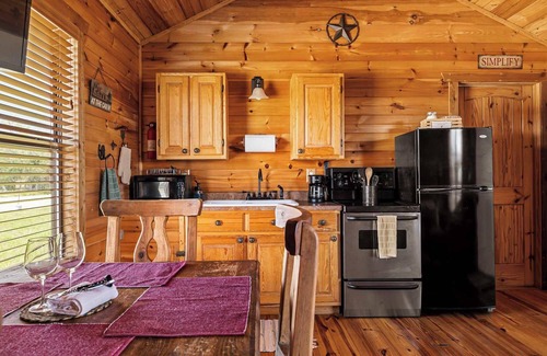 Fredericksburg Cabin | Enchanted Rockview Cabins | 6 Beds | Firepit