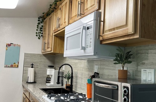 La Loma Apartment | Enchanted Venetian Loft/entire 2nd floor