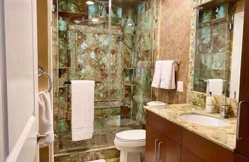 McLean Condo | Enchanting 1 Bedroom Apt | Spa Bath | Tysons