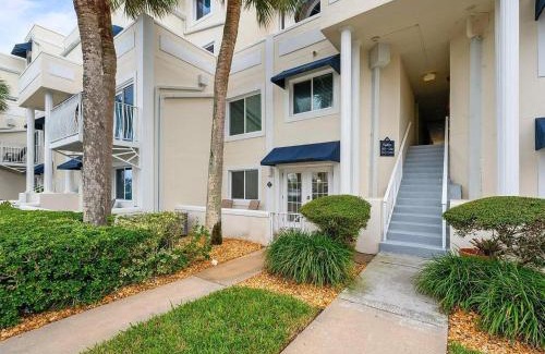 Cape Caneveral Beach Gardens Apartment | Enchanting 2-Bedroom Ground Floor Beach Condo at Cape Canaveral WiFi & AC