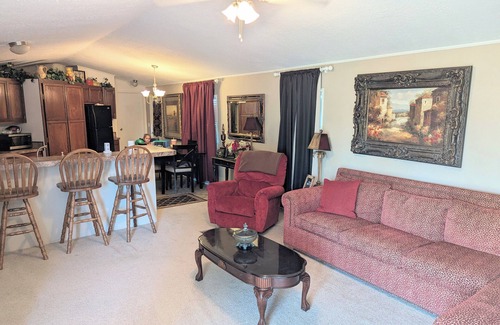May House | Enchanting 3-bedroom home blocks away from Lake Brownwood