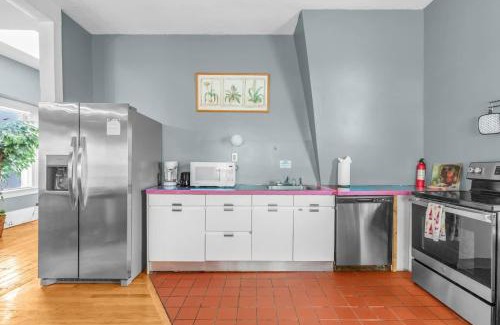 Hartford Apartment | Enchanting 3BR Near Downtown Hartford Cozy & Modern with Parking