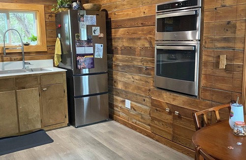 West Oak Hill House | Enchanting cabin with 3 porches surrounded by wooded land 20 min to city & Zilkr