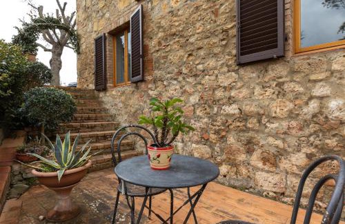 Abbadia a Isola Apartment | Enchanting Flat with Patio in Abbadia a Isola