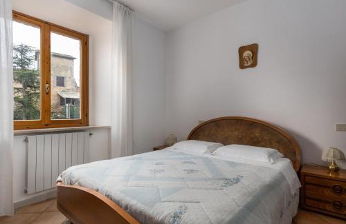 Abbadia a Isola Apartment | Enchanting Flat with Patio in Abbadia a Isola