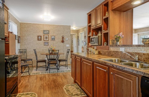 Williams House | Enchanting Home w/Mt Views. Central to Grand Canyon & Flagstaff!