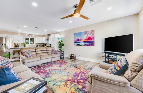 Park Scottsdale One House | Enchanting home with private hot tub, putting green, yard & washer/dryer