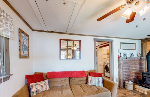 East Corinth Cottage | Enchanting lakeside cottage with dock, kayaks, firepit, fast WiFi & washer/dryer