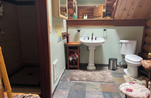 Crescent City Cabin | Enchanting lodge with WiFi in Crescent City