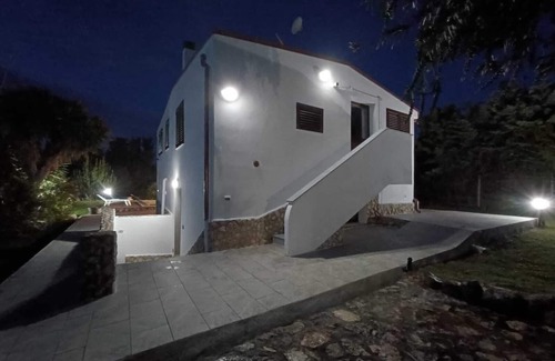 Alghero Villa | Enchanting Private Villa with Expansive Garden, Private Pool, and FREE WiFi