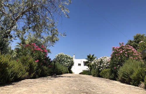 Alghero Villa | Enchanting Private Villa with Expansive Garden, Private Pool, and FREE WiFi