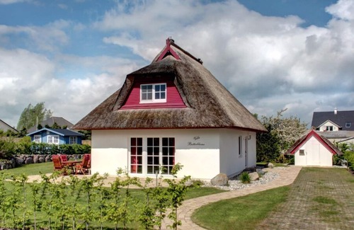 Zinnowitz House | Enchanting thatched house idyllically situated on the Achterwasser, child-friendly