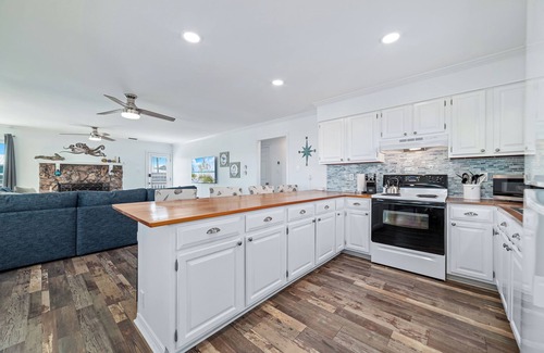Fort Morgan House | End-of-Summer Rates! Cozy Fort Morgan beach house, just steps to the beach!