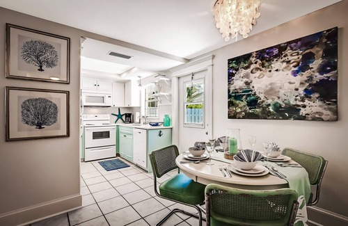 Ilexhurst Cottage | END OF SUMMER SPECIAL- Private patio-Central location & trolley-3min to beach