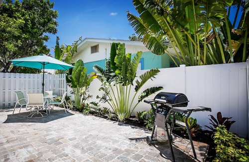 Ilexhurst Cottage | END OF SUMMER SPECIAL- Private patio-Central location & trolley-3min to beach