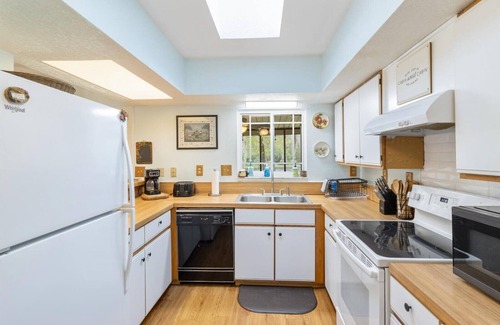 Dunnellon Cabin | End of the Rainbow Retreat!3-Bed Home on Rainbow River: Kayaks, Games, and more!