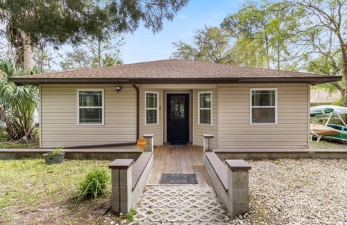 Dunnellon Cabin | End of the Rainbow Retreat!3-Bed Home on Rainbow River: Kayaks, Games, and more!
