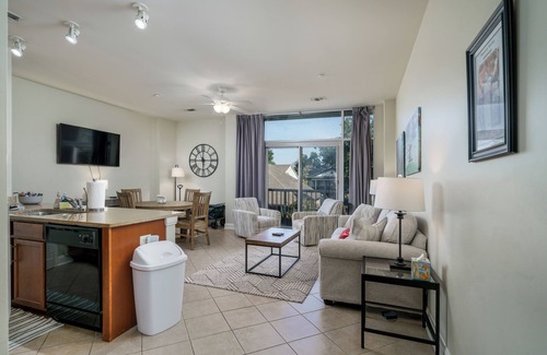 Tuscaloosa Condo | End Zone: Walk to Bryant-Denny! 2BR/2BA Condo with Rooftop Patio