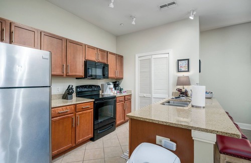 Tuscaloosa Condo | End Zone: Walk to Bryant-Denny! 2BR/2BA Condo with Rooftop Patio