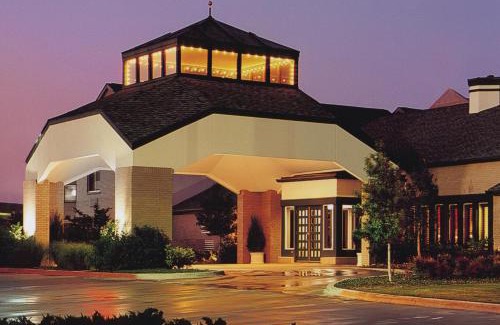 Topeka Hotel | Endeavor Inn & Suites, Trademark Collection by Wyndham
