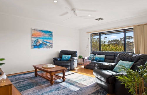 Lake Wangary House | Endeavour 6 is a Large Property - Ideal for Families, or a large group of friends. Close to Boat Ramp, Secure Rear Yard