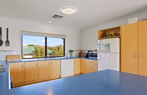 Lake Wangary House | Endeavour 6 is a Large Property - Ideal for Families, or a large group of friends. Close to Boat Ramp, Secure Rear Yard