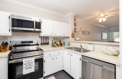 Rock Harbor Condo | Endless Amenities at This Relaxing Condo in Landings of Largo