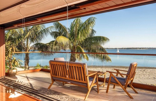 Crown Point House | Endless Summer by Avantstay Serene Beachfront Escape w/Sunset Views!