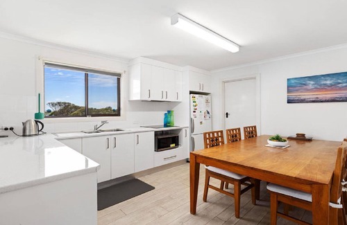 Lake Wangary House | Endymion is ideally situated on the Esplanade close to all Town Facilities