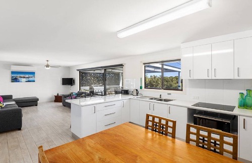 Lake Wangary House | Endymion is ideally situated on the Esplanade close to all Town Facilities