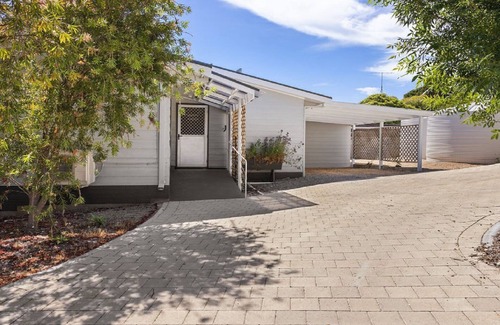 Lake Wangary House | Endymion is ideally situated on the Esplanade close to all Town Facilities