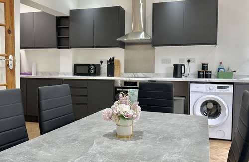 Southbury House | Enfield's Hidden Gem with WIFI + Parking + Garden