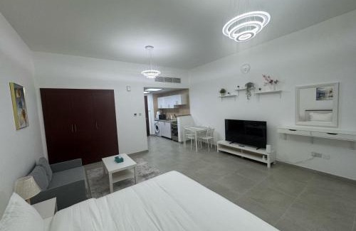 International City Apartment | England Cluster International City - Bright,Spacious and Well Furnished Studio