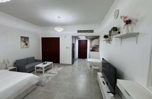 International City Apartment | England Cluster International City - Bright,Spacious and Well Furnished Studio