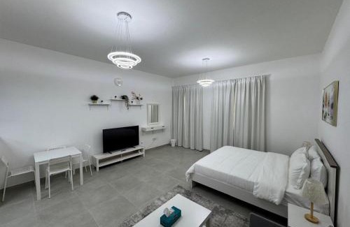 International City Apartment | England Cluster International City - Bright,Spacious and Well Furnished Studio