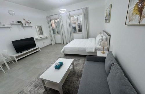International City Apartment | England Cluster International City - Bright,Spacious and Well Furnished Studio